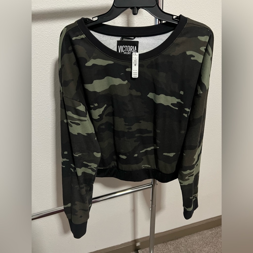 Victoria Sport - camo crop pull over
